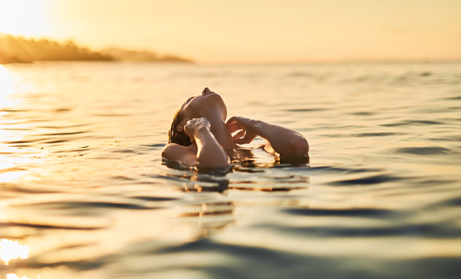 Descubre el significado de soñar con nadar en el mar