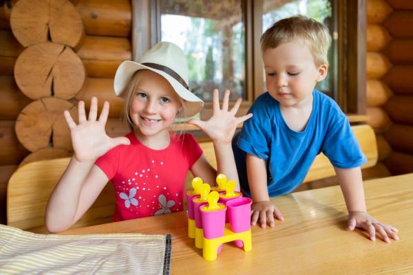 Descubre el significado de soñar con niños pequeños tomados de la mano