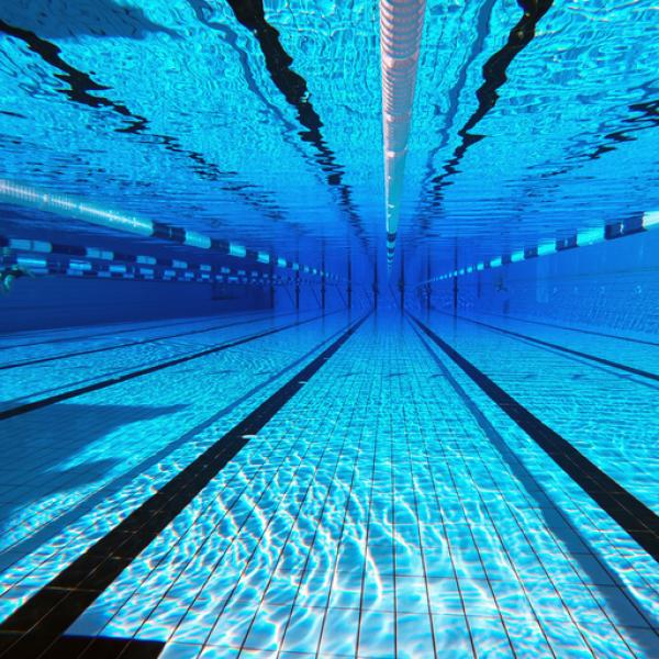 Descubre el significado de soñar con piscina de agua azul