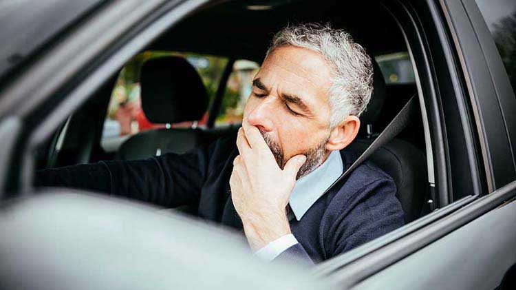 Descubre el significado de soñar con quedarte dormido al volante