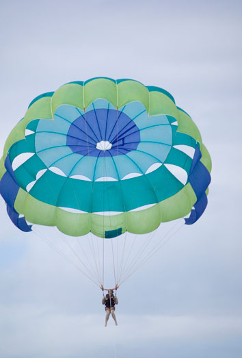 Descubre el significado de soñar con saltar en paracaídas