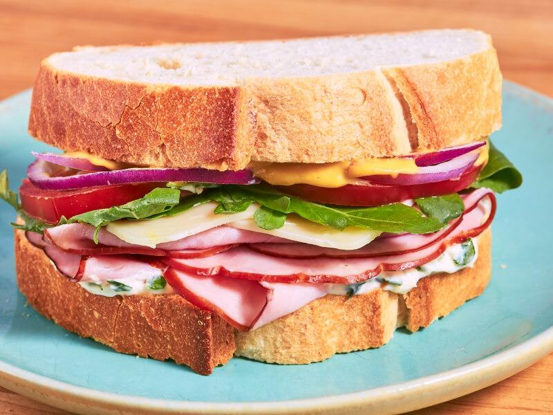 Descubre el significado de soñar con sandwich de jamón y queso