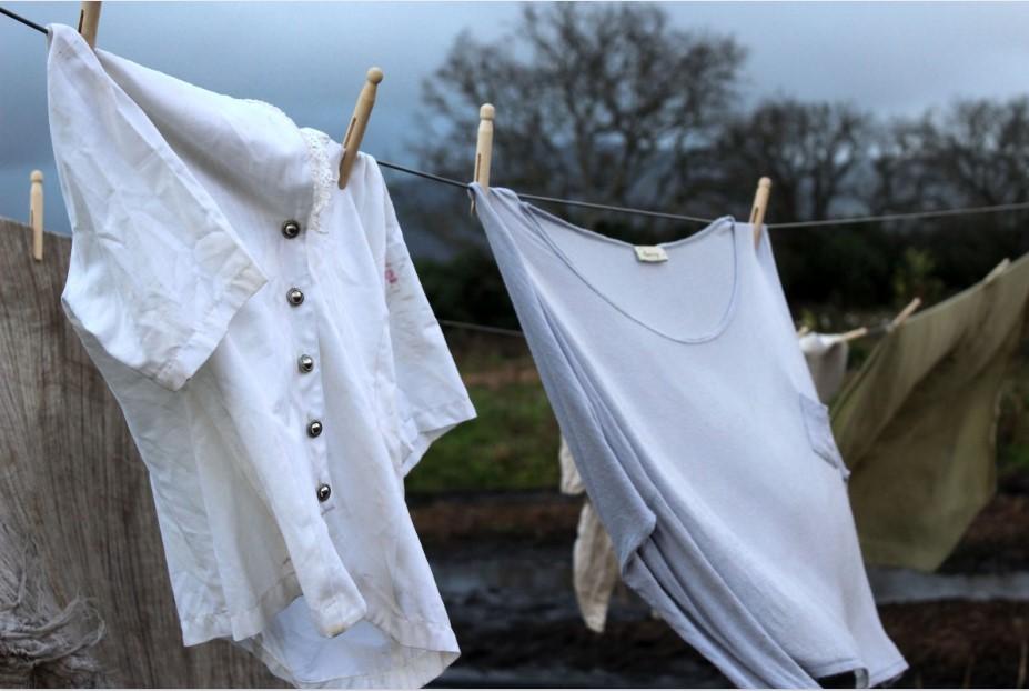 Descubre el significado de soñar con tender ropa mojada bajo la lluvia