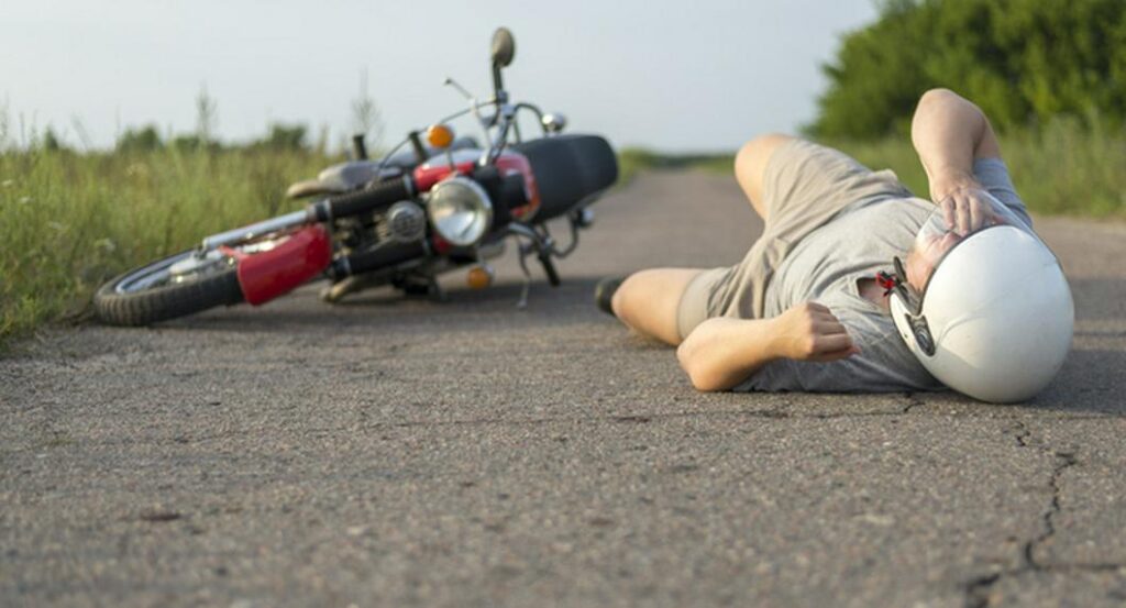 Descubre el significado de soñar con tirar una moto por accidente