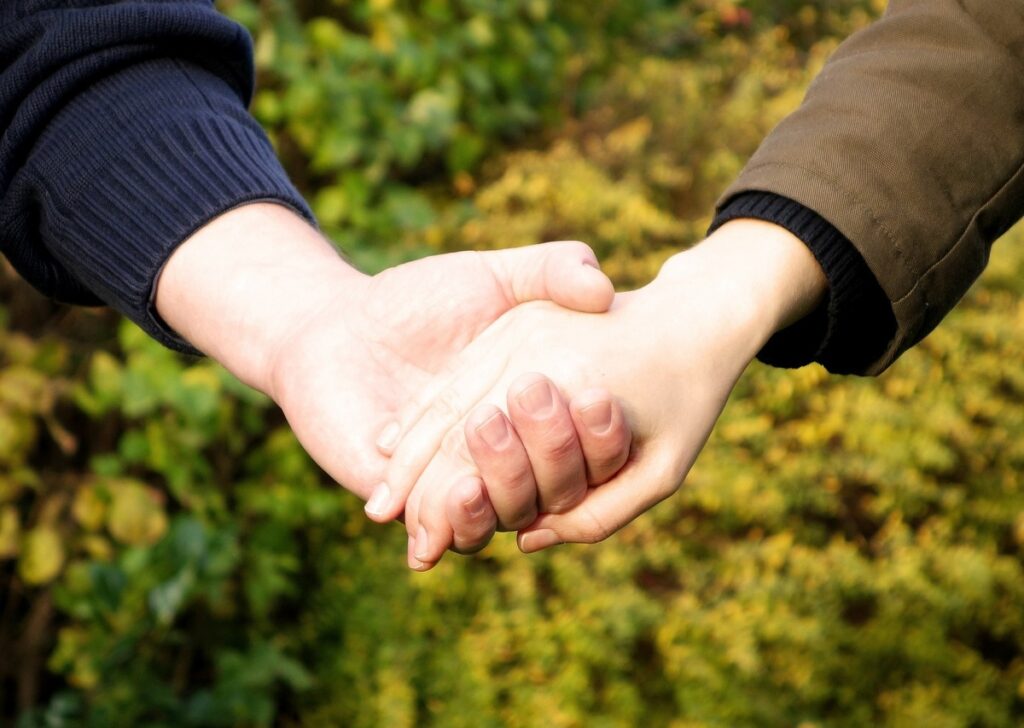 Descubre el significado de soñar con tomar de la mano a una chica