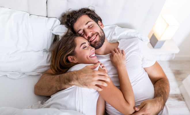 Descubre el significado de soñar con tu esposa en la cama con otro