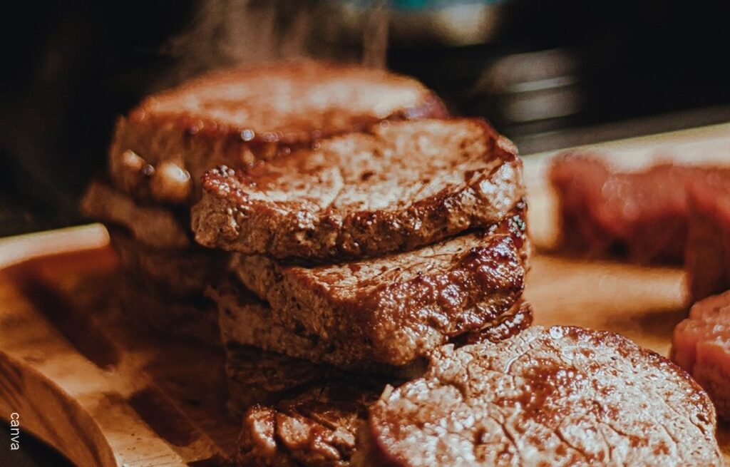 Descubre el significado de soñar con tu yerna cortando carne