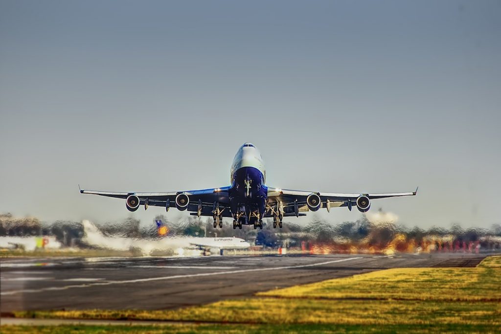 Descubre el significado de soñar con un avión aterrizando de emergencia