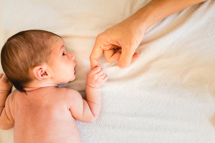 Descubre el significado de soñar con un bebé ajeno recién nacido