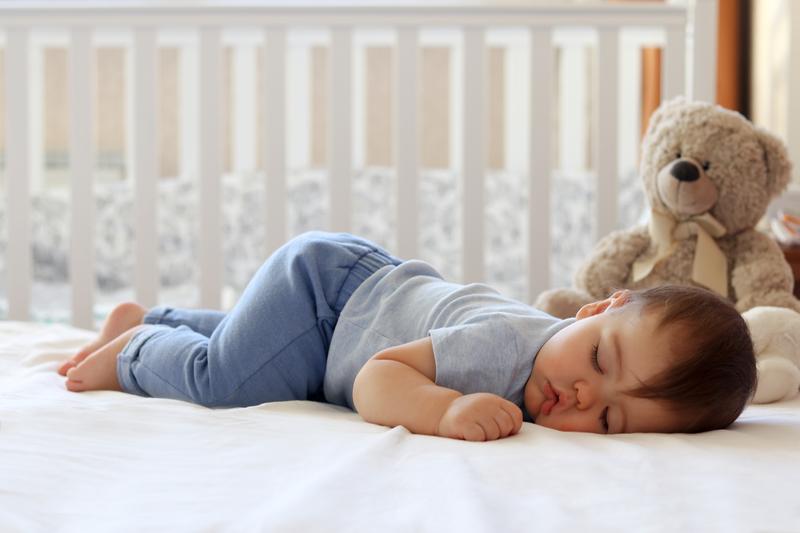 Descubre el significado de soñar con un bebé en la cama