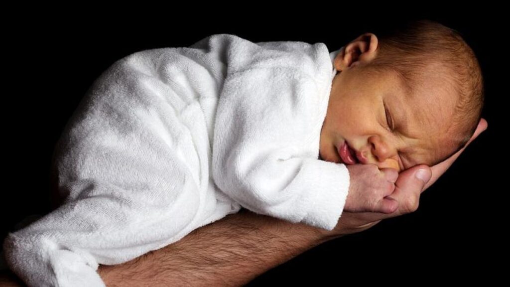 Descubre el significado de soñar con un bebé moreno