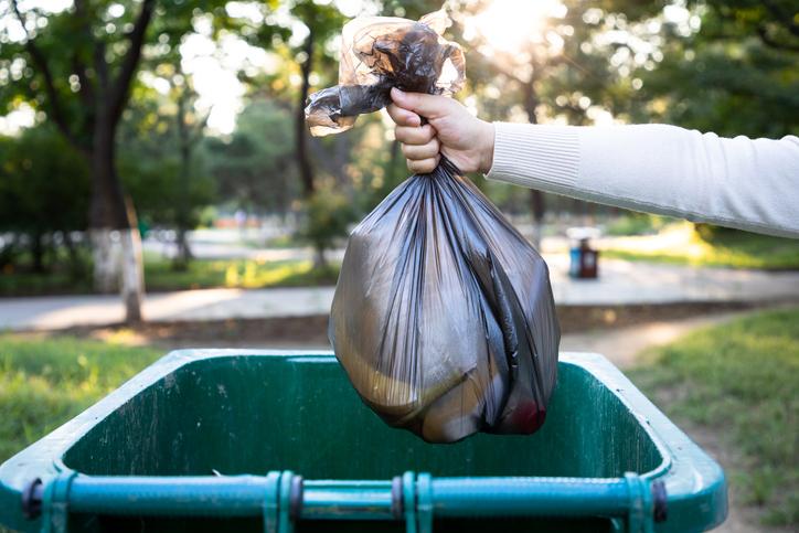 Descubre el significado de soñar con un camión lleno de basura