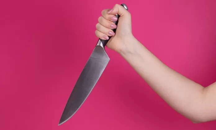 Descubre el significado de soñar con un cuchillo gigante en mano
