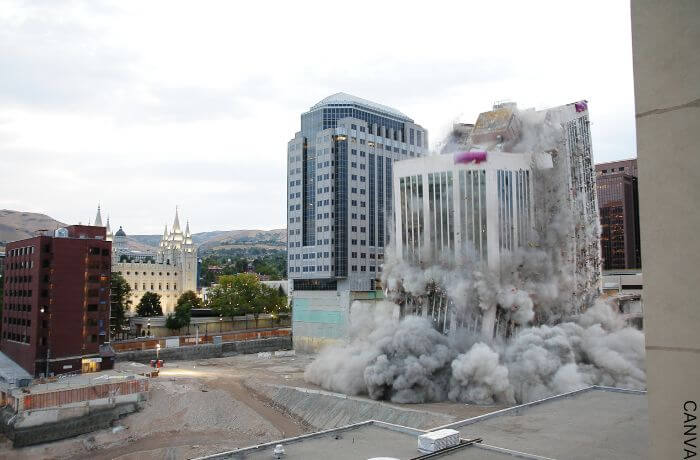 Descubre el significado de soñar con un derrumbe de edificio por agua