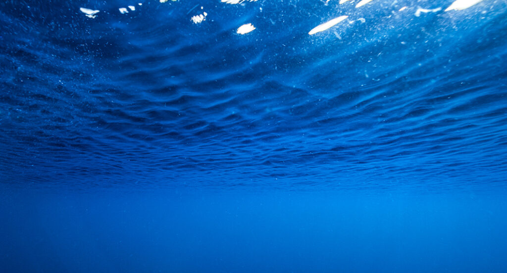 Descubre el significado de soñar con un mar azul tranquilo