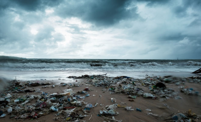 Descubre el significado de soñar con un mar crecido y sucio