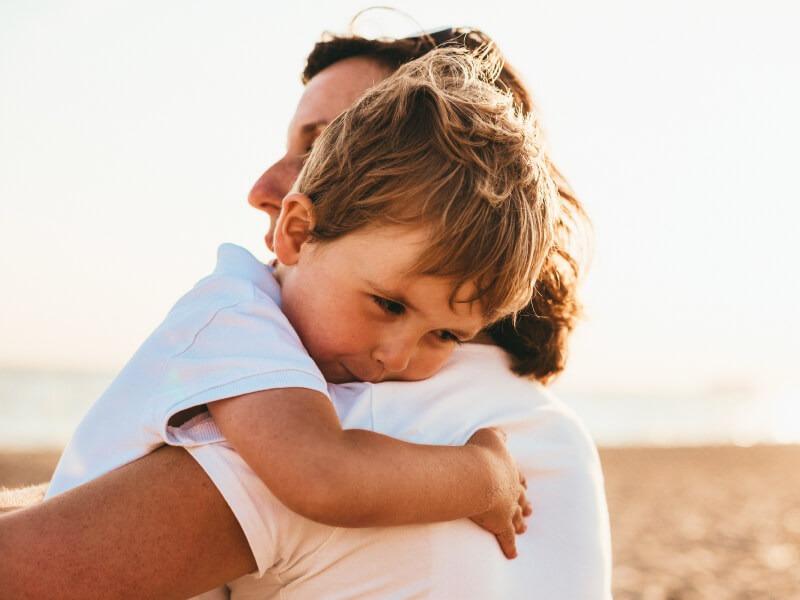 Descubre el significado de soñar con un niño y abrazarlo