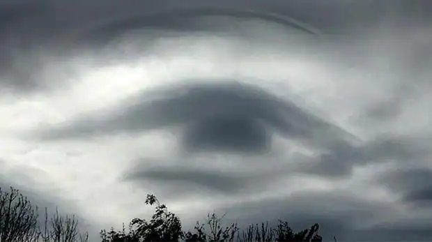 Descubre el significado de soñar con un ojo en el cielo