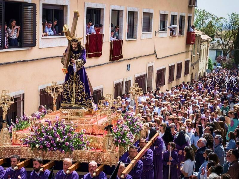 Descubre el significado de soñar con un paso de Semana Santa