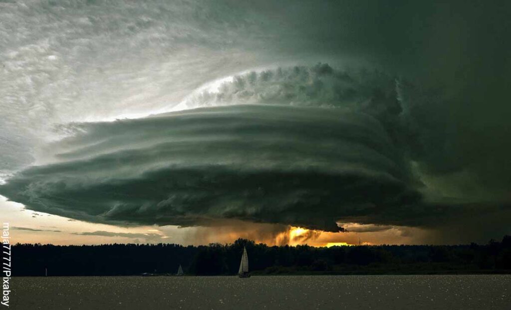 Descubre el significado de soñar con un tornado en el mar