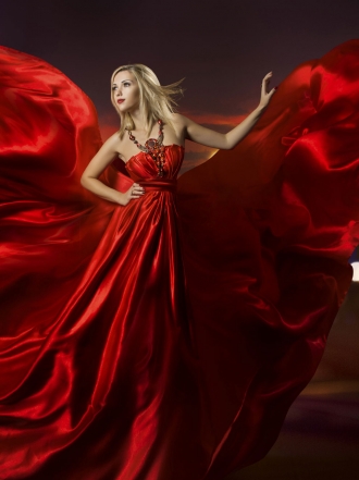 Descubre el significado de soñar con una amiga vestida de rojo