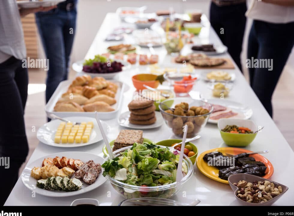 Descubre el significado de soñar con una mesa repleta de comida