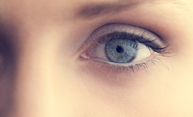 Descubre el significado de soñar con una mujer de ojos azules