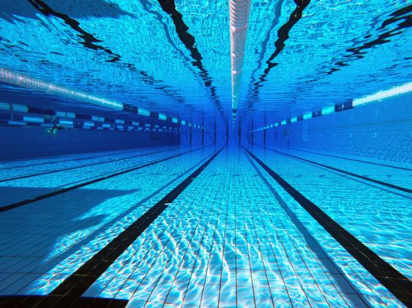Descubre el significado de soñar con una piscina llena de agua