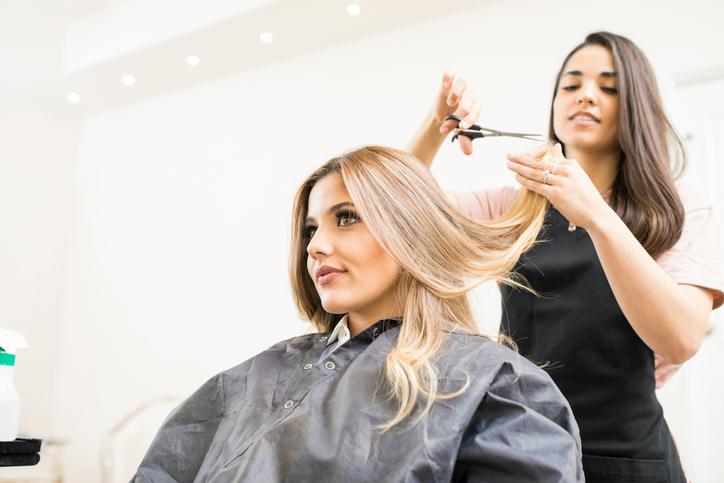 Descubre el significado de soñar cortando el cabello de alguien más