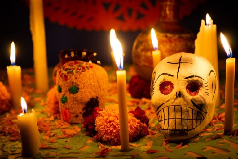 Descubre el significado del sueño de altar de muerte y veladoras