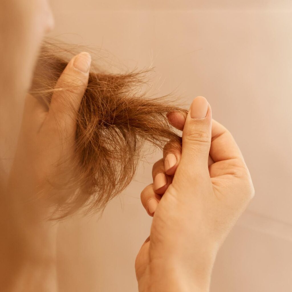 Descubre el significado detrás de soñar con caída de pelo