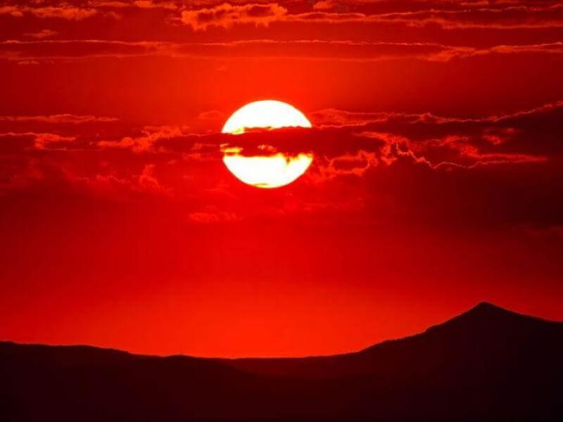 Descubre el significado detrás de soñar con cielo rojo y negro