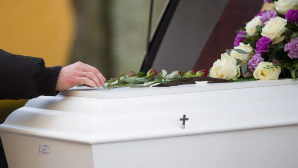 Descubre el significado detrás de soñar con el funeral de una amiga