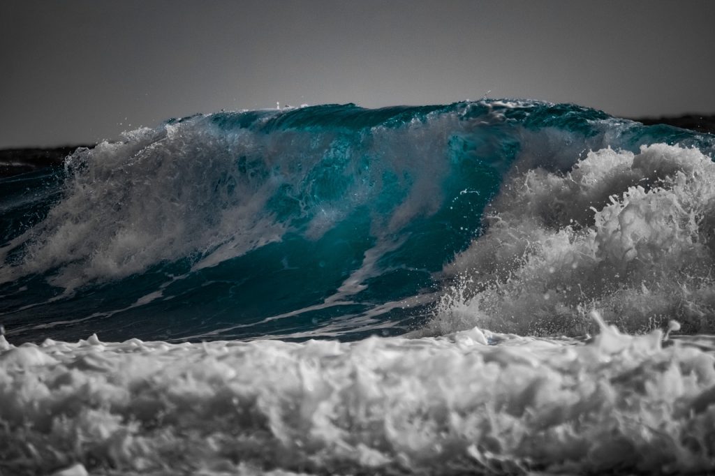 Descubre el significado detrás de soñar con marea alta en el mar