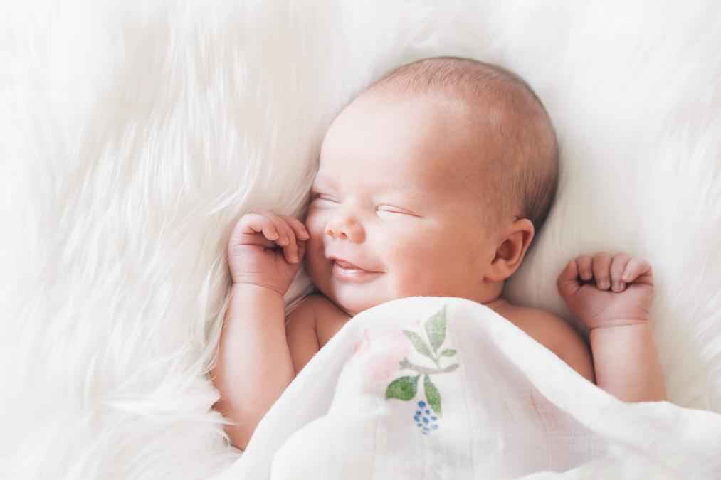 Descubre el significado detrás de soñar con un bebé riendo