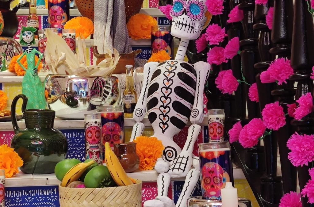 Descubre el simbolismo del camino de espinas en el altar de muertos