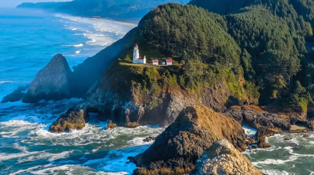 Descubre la belleza de Bahía de los Sueños con su impresionante faro