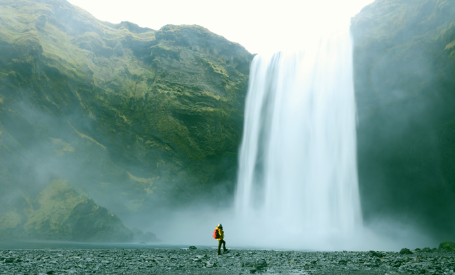 Descubre la magia detrás de los sueños con puentes y agua en neblina