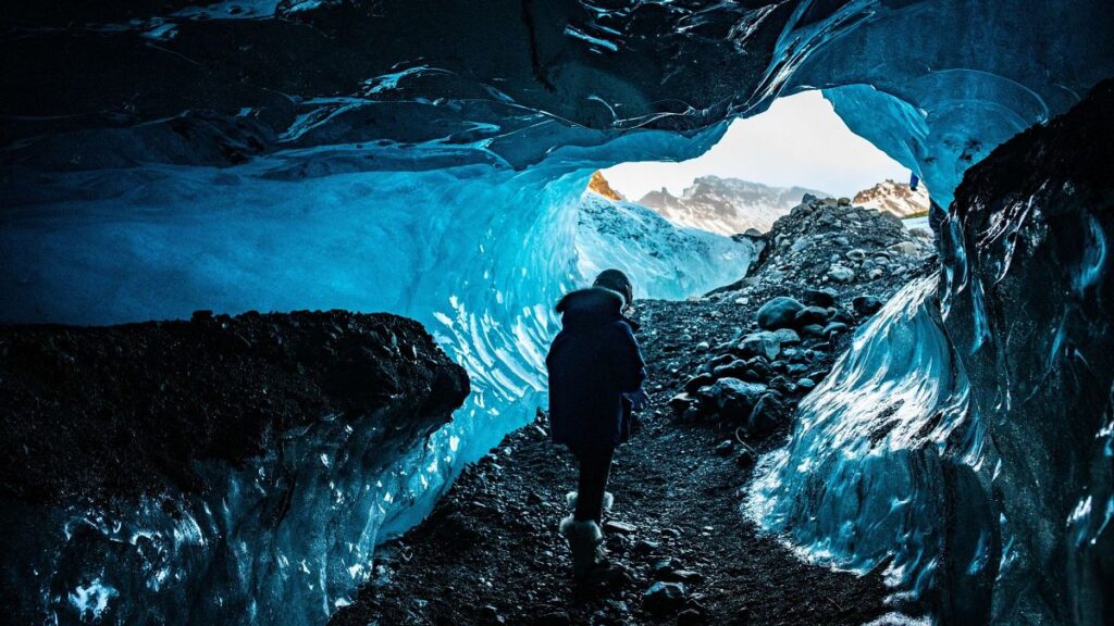 Descubre la mágica Cueva Boreal: Sueños olvidados en el hielo