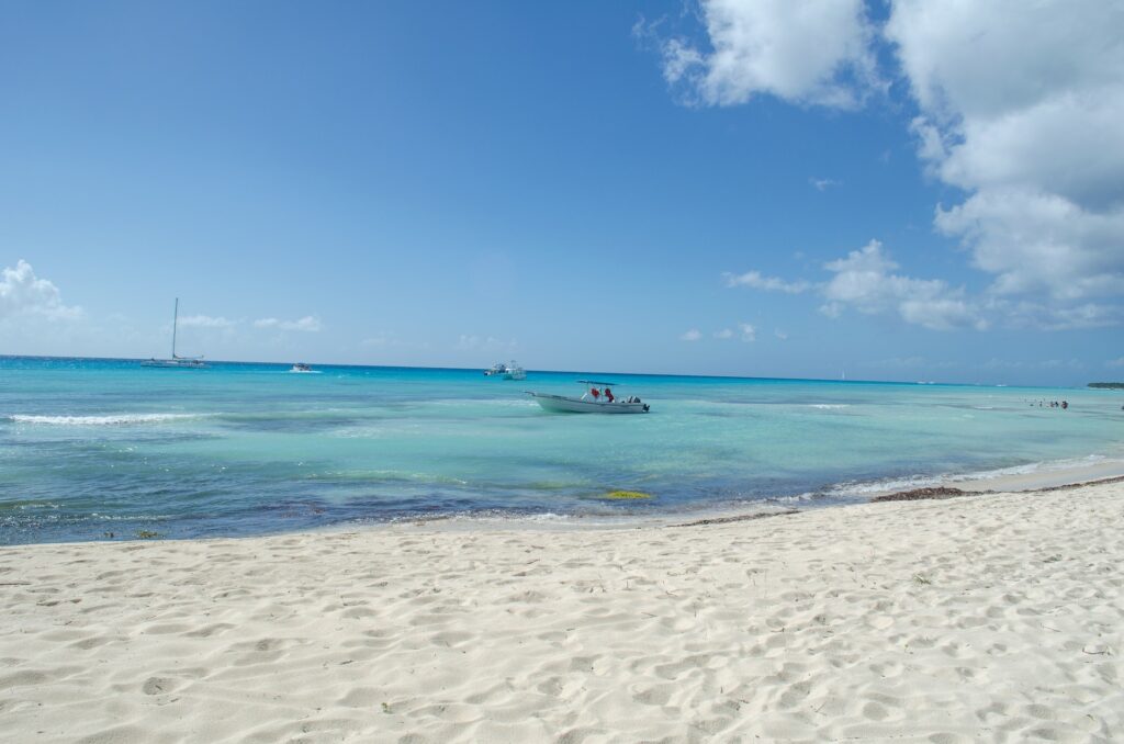 Descubre la playa de los sueños de plata en Jan Puerta