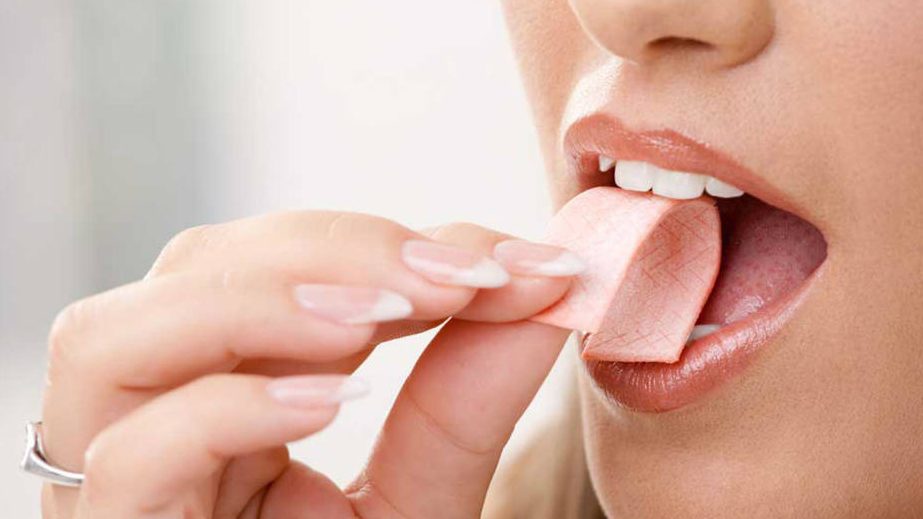 Descubre la razón detrás de cómo el chicle te mantiene despierto