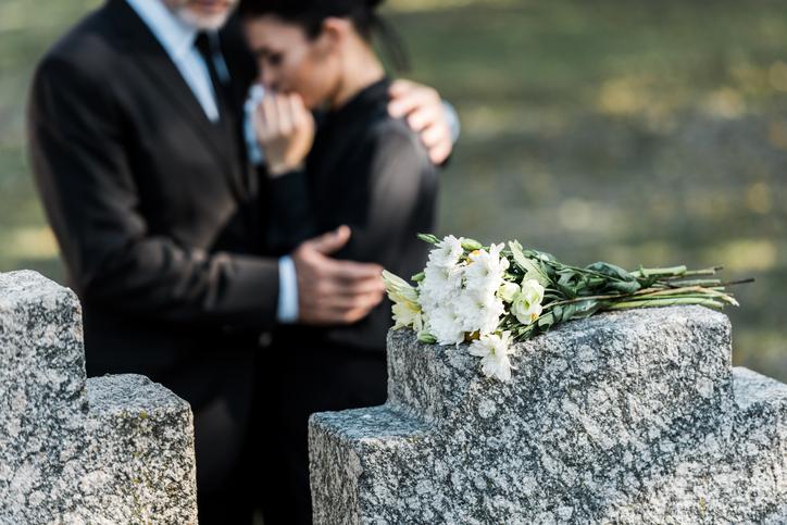 Descubre la verdad sobre soñar con muertos y bodas en este artículo