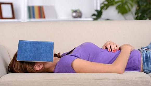 Descubre las causas de por qué leer o ver televisión te da sueño