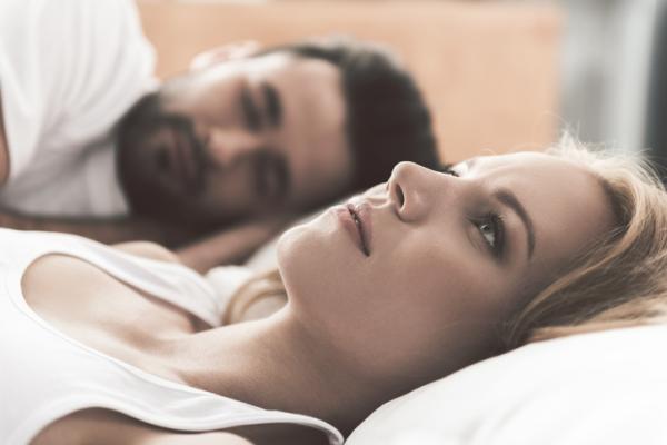 Descubre las razones por las que a los hombres les cuesta dormir