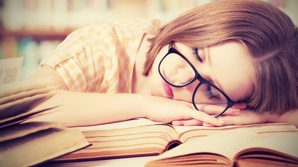 Descubre por qué la lectura te da sueño: causas y soluciones