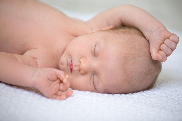 Descubre por qué los bebés se rascan la cabeza al dormir