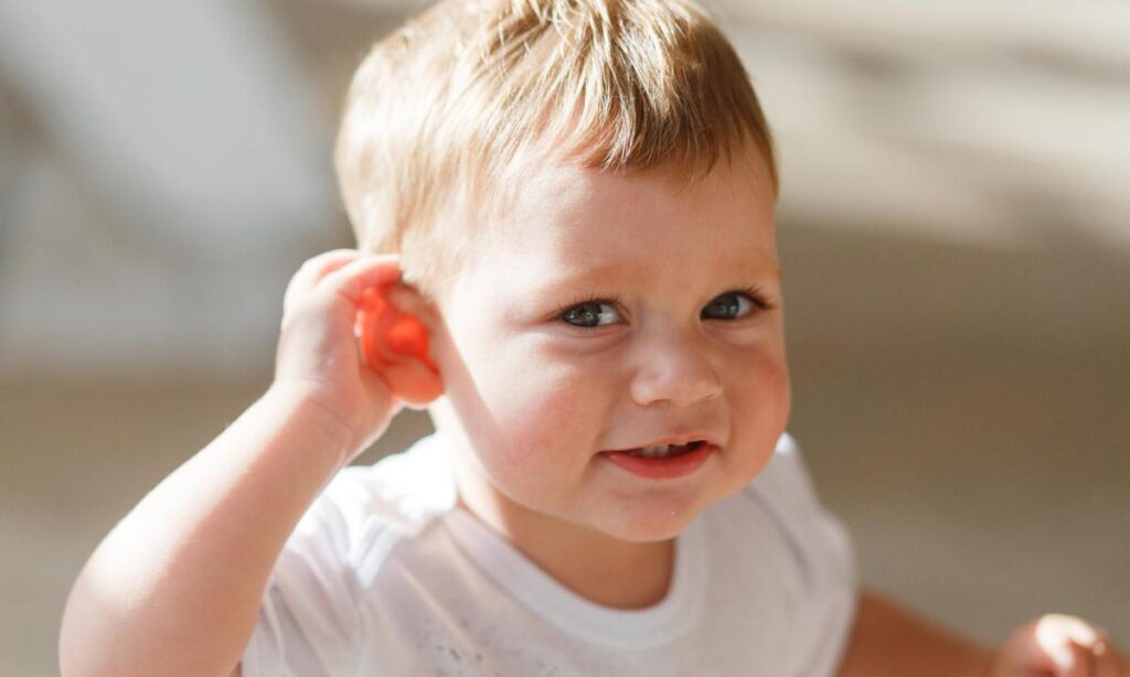 Descubre por qué los bebés se tocan la oreja al dormir