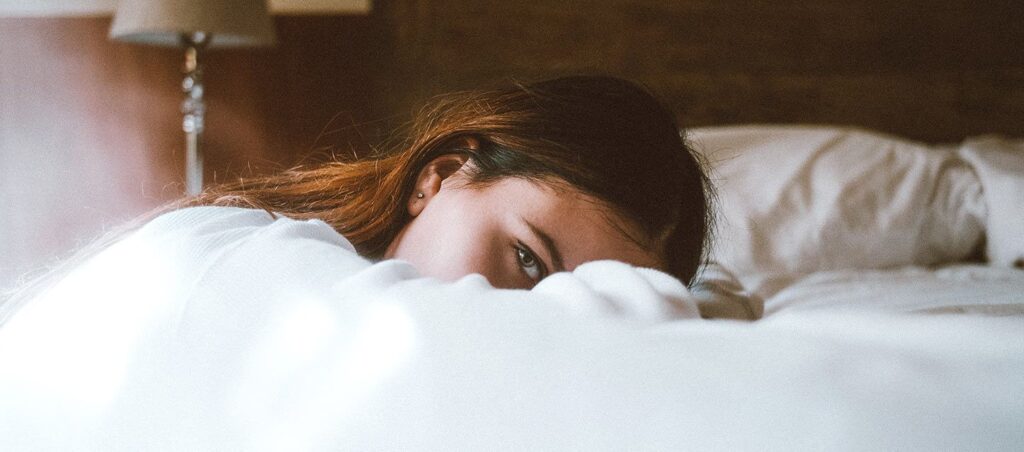 Descubre por qué sueñas con hacer pipí en la cama: causas y soluciones