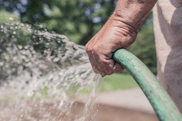 Descubre qué revela soñar con agua saliendo de una manguera