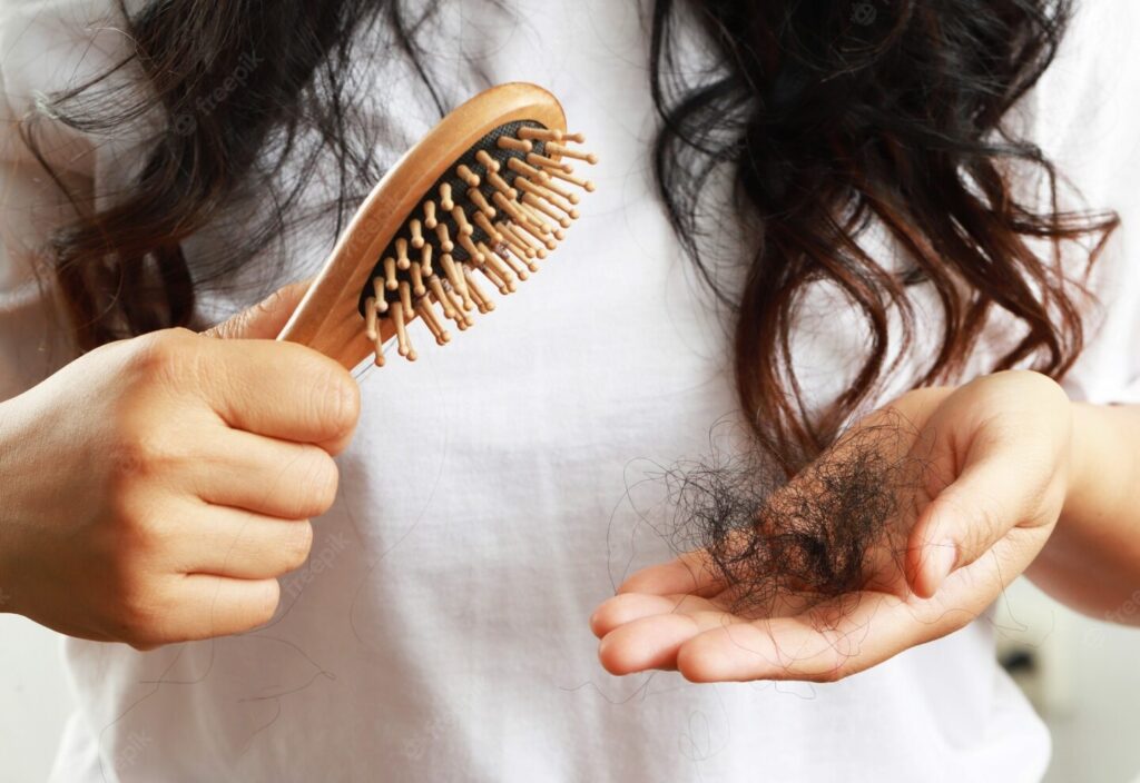 Descubre qué significa soñar con caída de cabello